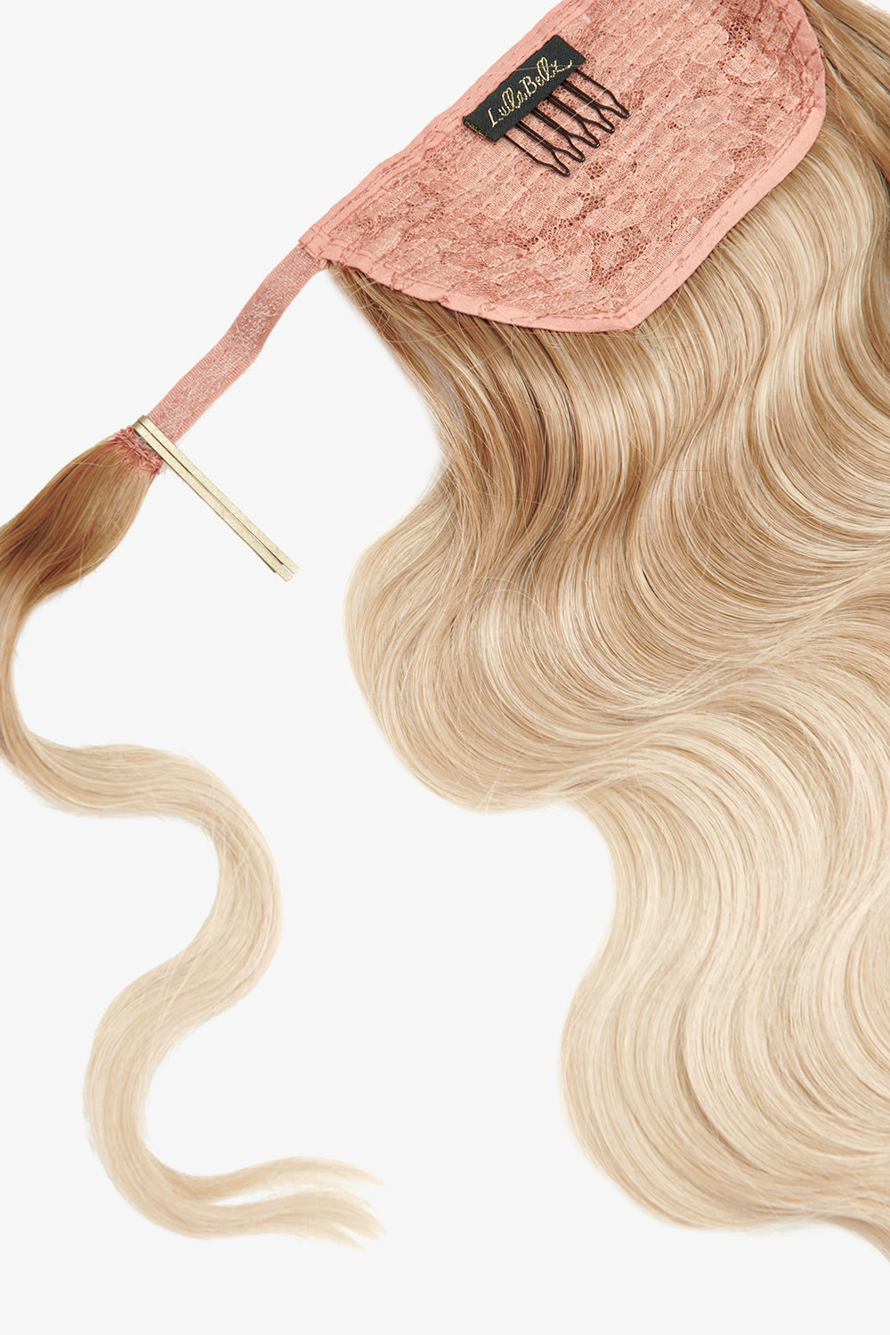 Grande 26" Hollywood Wave Wraparound Pony [Ausverkaufsartikel] - BLONDE | VERWURZELTES HELLBLOND #2